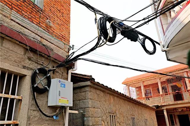 全市首个 上天到入地 龙岭社区告别空中“蜘蛛网”