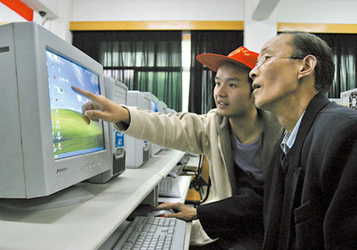 大学生志愿者助力空巢老人跨越数字鸿沟